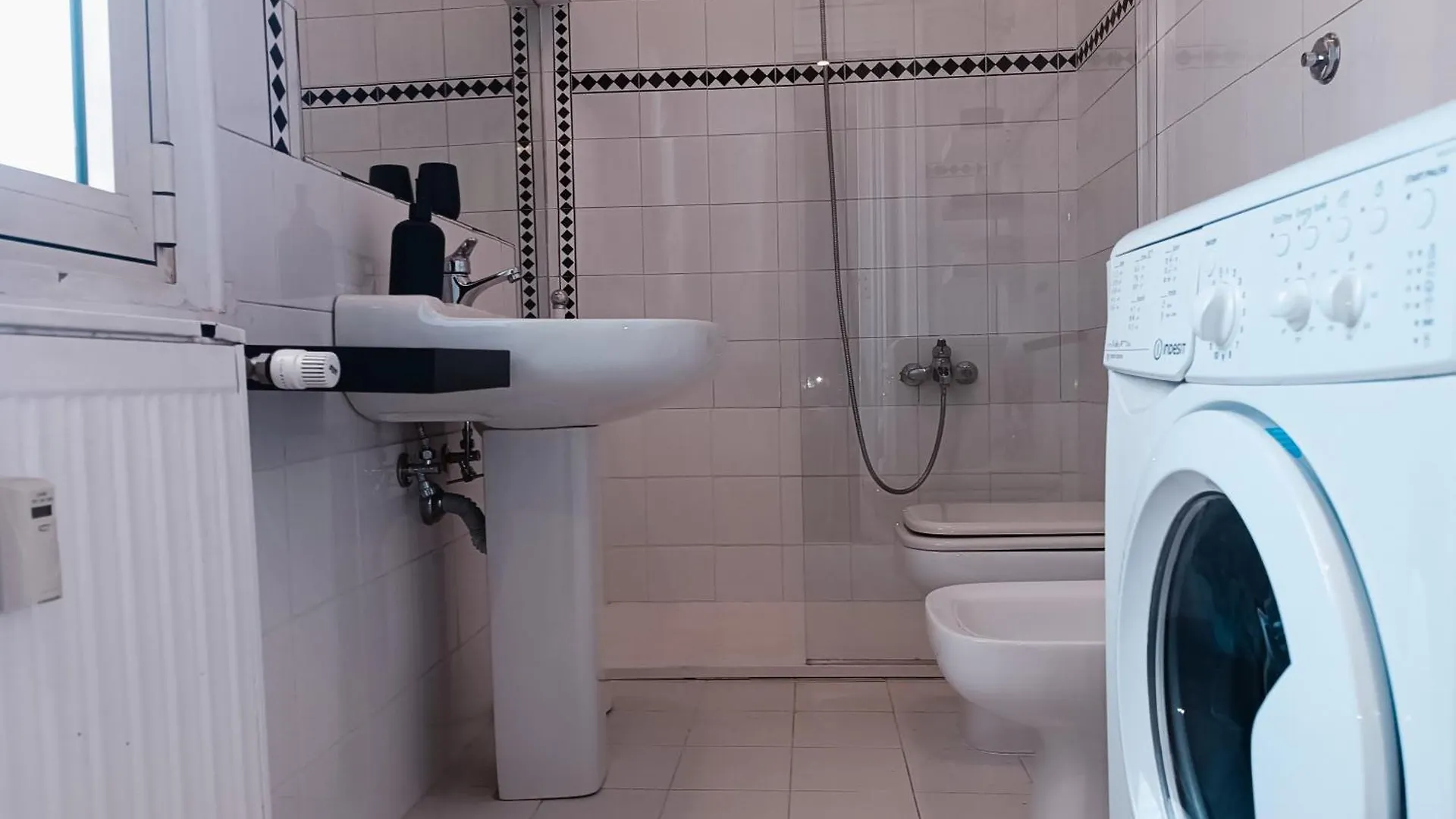 Apartment Appartamento Per 5, Metro B Bologna, Terrazzo, Wi-Fi Rome