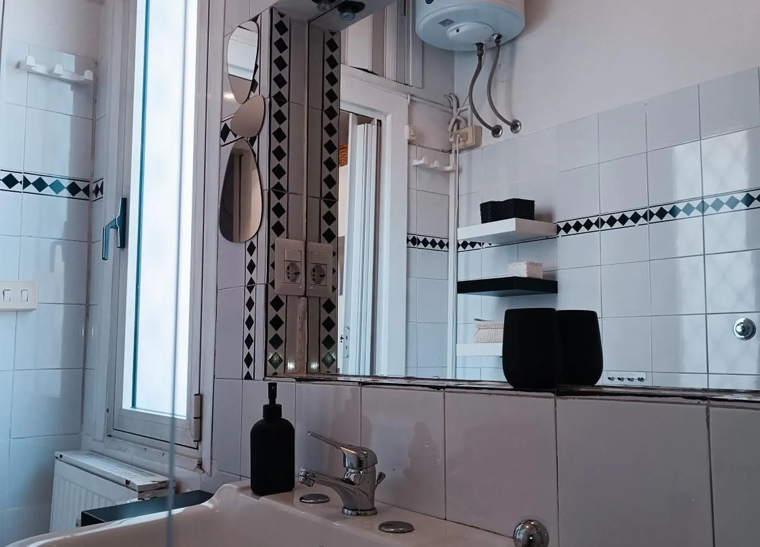 Apartment Appartamento Per 5, Metro B Bologna, Terrazzo, Wi-Fi Rome